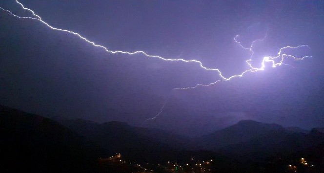 Gümüşhane’de şimşekler geceyi gündüze çevirdi