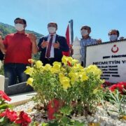 Şehit öğretmen Necmettin Yılmaz kabri başında anıldı