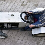 “Babası yorulmasın” diye sosyal medyadaki videoları izleyerek traktör yaptı