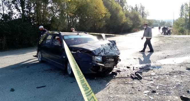 Otomobiller kavşakta kafa kafaya çarpıştı: 8 yaralı