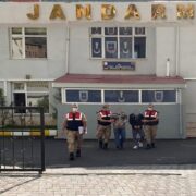 Hırsızlar jandarmadan kaçamadı