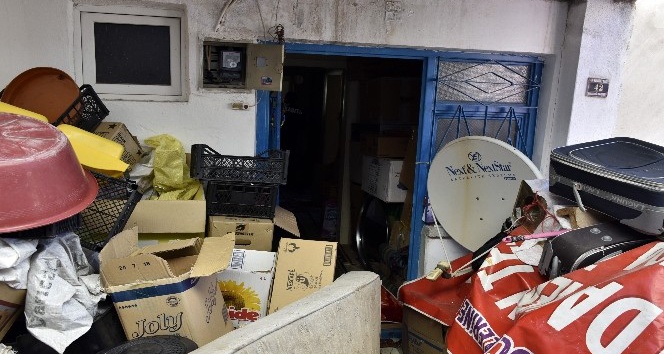 Gümüşhane’de iki ayrı çöp evden 3 kamyon malzeme boşaltıldı