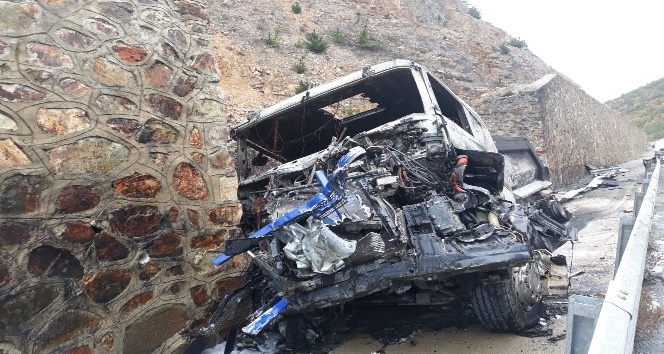 Kaza yapan TIR yandı, sürücüsü yaralandı