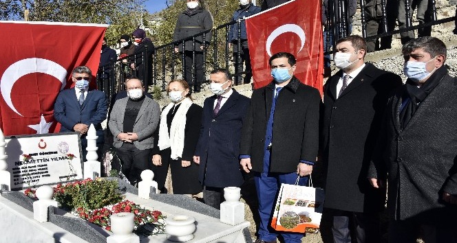 Necmettin öğretmenin kabrinde 24 Kasım 4. kez buruk geçti