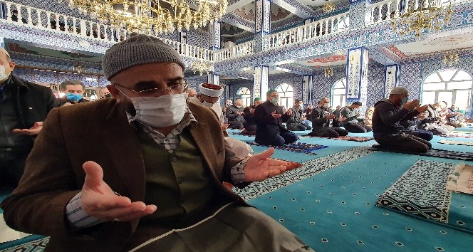 Gümüşhane’de eller “Allah’ım bize yağmur ver” duasıyla semaya açıldı
