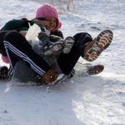 Sınavların 2. döneme ertelendiğini duyan çocuklar buz pistine dönen sokaklara akın etti