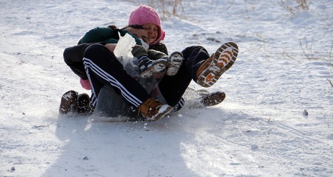 Sınavların 2. döneme ertelendiğini duyan çocuklar buz pistine dönen sokaklara akın etti
