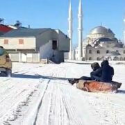 Yaylaya yağan kar üzerinde çocuklar gibi eğlendiler
