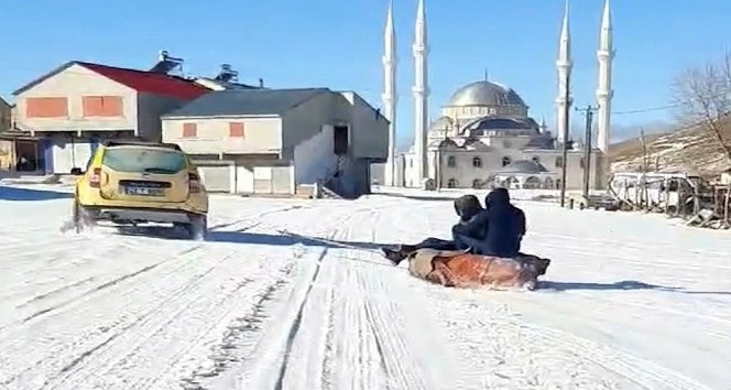 Yaylaya yağan kar üzerinde çocuklar gibi eğlendiler