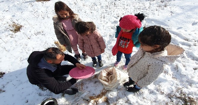 Gümüşhane’de çocuklar kuş yemliği yaparak mutlu oluyor