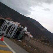 Gümüşhane’de saman yüklü tır devrildi: 2 yaralı