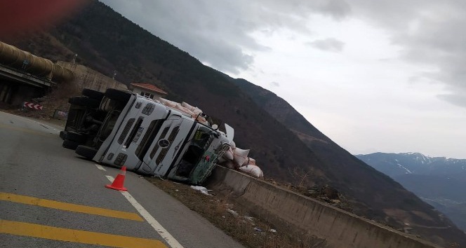 Gümüşhane’de saman yüklü tır devrildi: 2 yaralı
