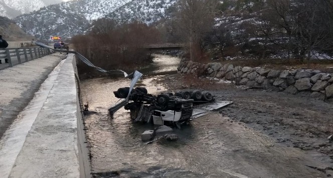 Gümüşhane’de tır Harşit Çayına devrildi: 1 yaralı