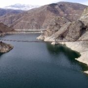 Kürtün Baraj Gölü üzerindeki 165 metre uzunluğundaki asma köprü yöre halkının ulaşımını sağlıyor
