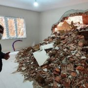 Gümüşhane’de dağdan kopan kaya parçaları evin içine doldu