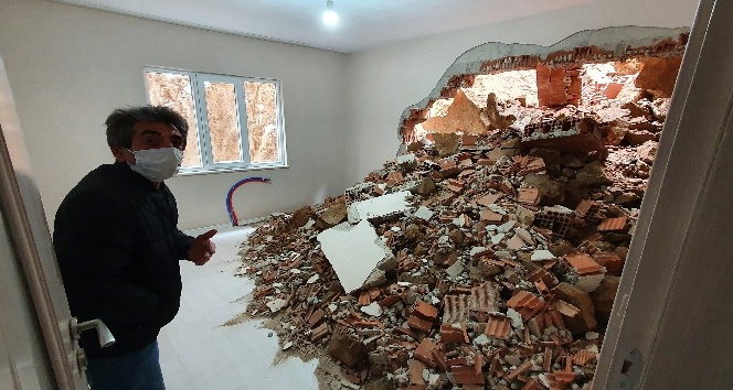 Gümüşhane’de dağdan kopan kaya parçaları evin içine doldu