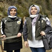Ellerinin hamuruyla ormanları koruyorlar