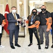 Vali Taşbilek şampiyon kickboksçu Azizoğlu’nu kabul etti