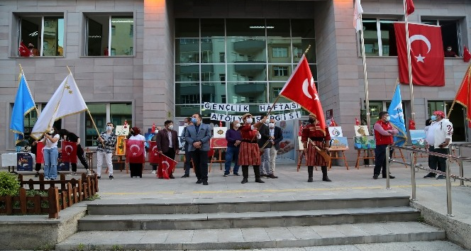 Gümüşhane’de binlerce kişi saat 19.19’da İstiklal Marşı okudu