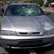 Karşıdan karşıya geçmek isterken otomobilin altında kaldı