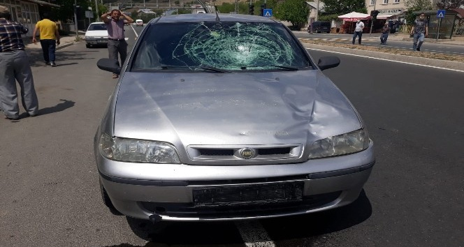 Karşıdan karşıya geçmek isterken otomobilin altında kaldı