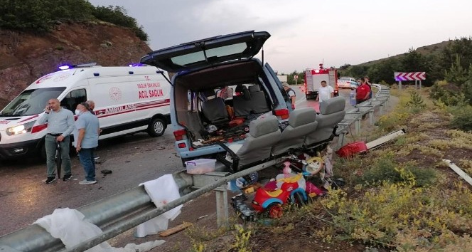 Gümüşhane’de tırın kayan dorsesi minibüse çarptı: 7 yaralı