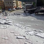 Hareket halindeki tırın üzerindeki mermerler yola devrildi