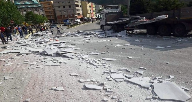 Hareket halindeki tırın üzerindeki mermerler yola devrildi