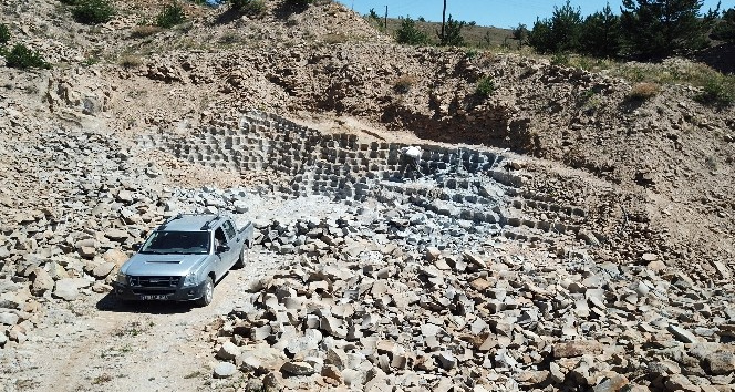 27 yıldır kavurucu sıcakta balyoz sallayıp taşa şekil veriyor