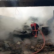 Gümüşhane’de alev alan garajdaki 2 araç ve 2 ton odun küle döndü