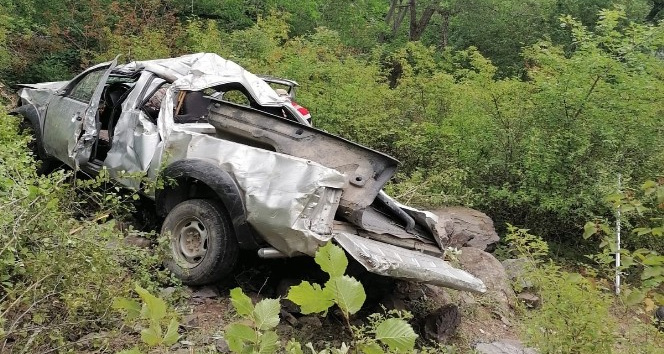 Gümüşhane’de kamyonet uçuruma yuvarlandı: 3 yaralı