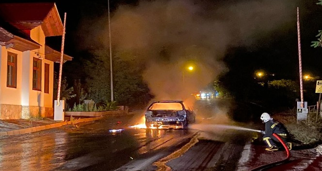 Gümüşhane’de park halindeki otomobil cayır cayır yandı