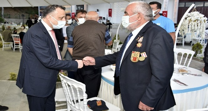 Gümüşhane’de şehit aileleri ve gaziler onuruna yemek verildi