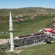 Seccadesi çim, kubbesi mavi gökyüzü olan camide namaz kılmanın huzurunu yaşadılar