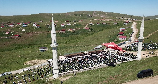 Seccadesi çim, kubbesi mavi gökyüzü olan camide namaz kılmanın huzurunu yaşadılar