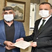Bir haftalık kazancını yangın bölgesindeki o yaşlı çifte yolladı