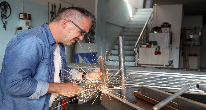 Bisikleti kırılınca kendi elektrikli bisikletini yaptı