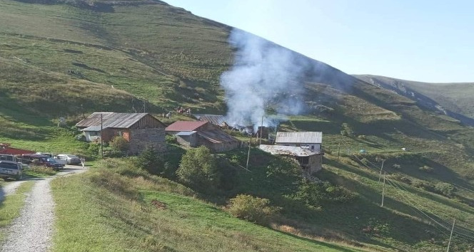Gümüşhane’de 2 ev ve ahır küle döndü