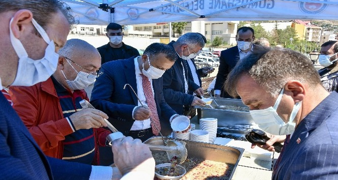 Gümüşhane’de vatandaşlara aşure ikram edildi