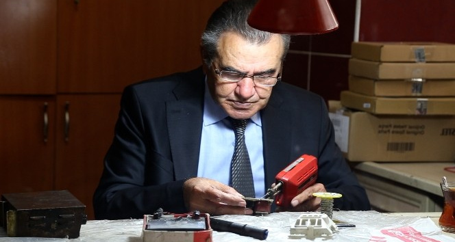 Yarım asırdır takım elbiseyle televizyon tamir ediyor