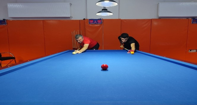 Bilardo şampiyonasında oğul babaya rakip oldu