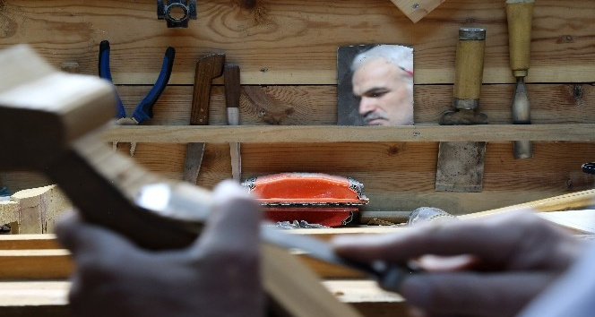 Kemençe yaparak hayata tutundu