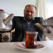 Çay içmeye doymuyor