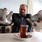 Çay içmeye doymuyor