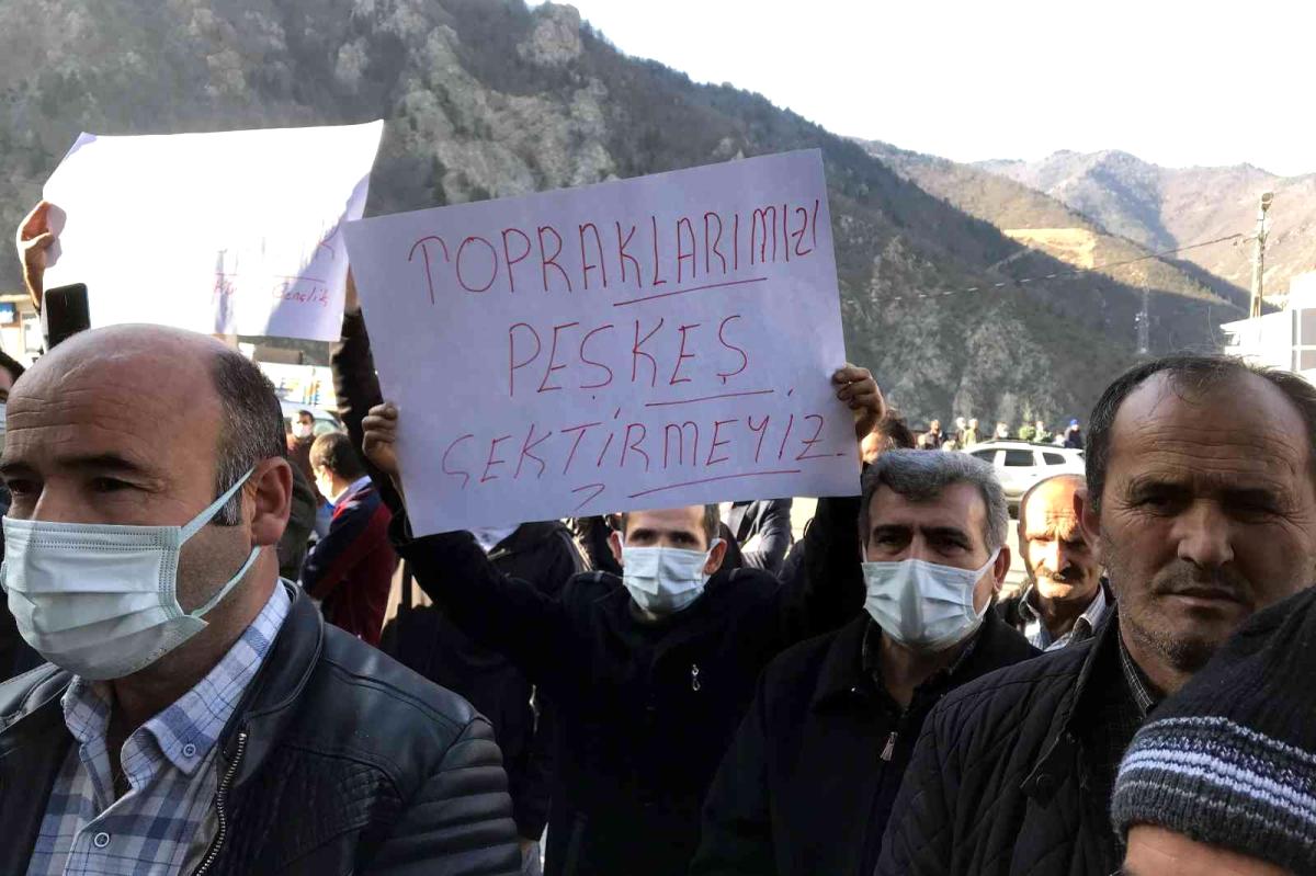 Gümüşhaneliler köylerine ait arazilerin Trabzon’a bağlanmasına tepki gösterdilerGümüşhane’nin Kürtün ilçesinin 3 köyüne ait arazilerin Resmi…