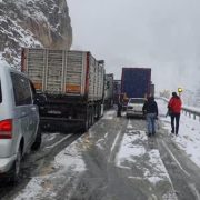 Kar yağışına hazırlıksız yakalan tır sürücüleri Zigana dağında kaldı