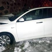 Otomobil duvara çarptı: 2 yaralı