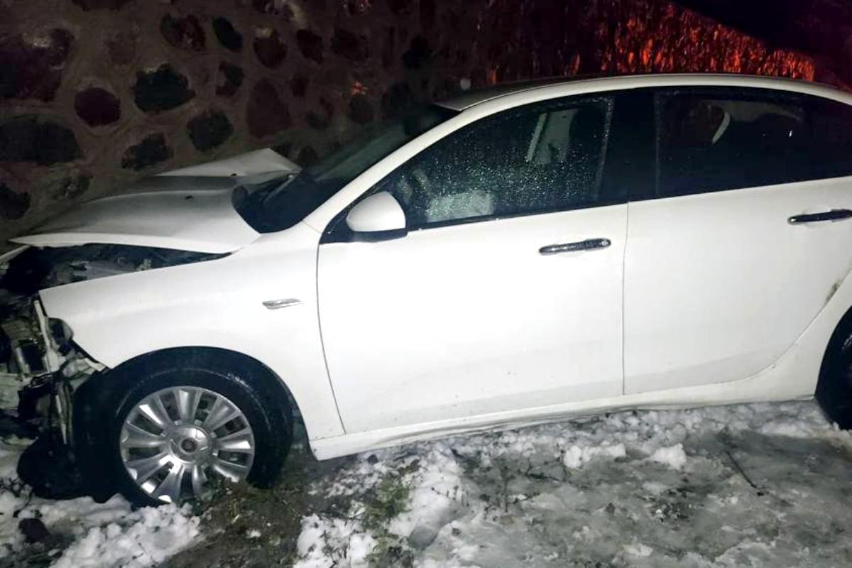 Otomobil duvara çarptı: 2 yaralı