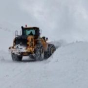 YÜKSEKOVA’DA KARDAN KAPALI 60 KÖY YOLU, ULAŞIMA AÇILDI