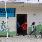 Köy okulundaki çocuklar hayatlarında ilk defa sinemayla tanıştı